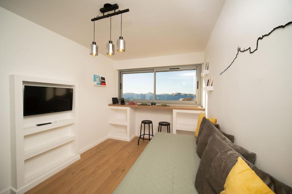 Appartement With Sea View 50m From The Marseille